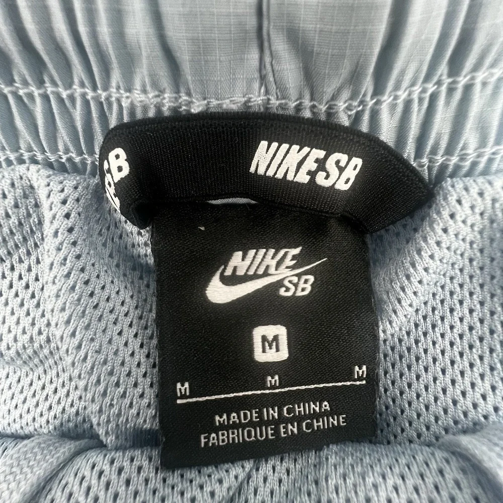 Nike SB Men's M Light Blue Skateboard Shorts Elastic Waist Mesh Lined Streetwear